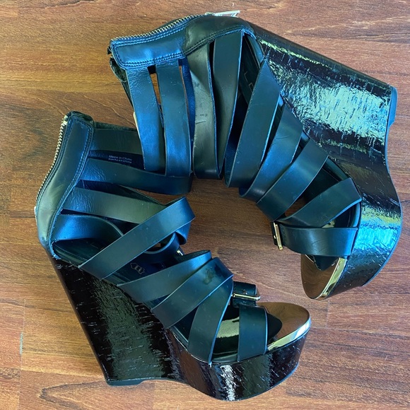 Black Aldo strappy wedge platform heel - Picture 2 of 9